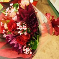バラとダリアの赤い花束 広島県広島市中区宝町にある花屋 花とみどりの店 Oryza おりざ