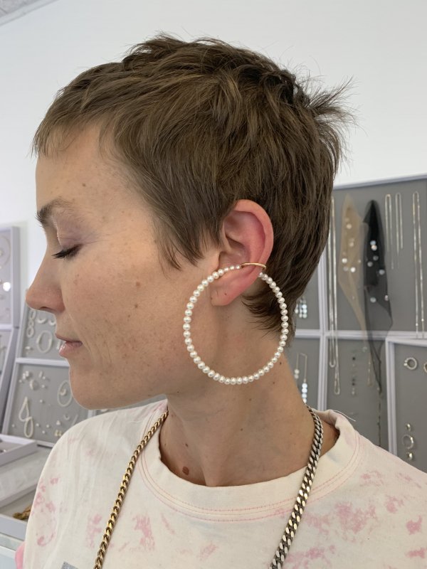 Saskia Diez / BIG PEARL AND GOLD EARCUFF