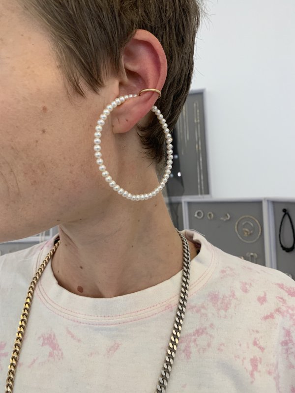 Saskia Diez / BIG PEARL AND GOLD EARCUFF