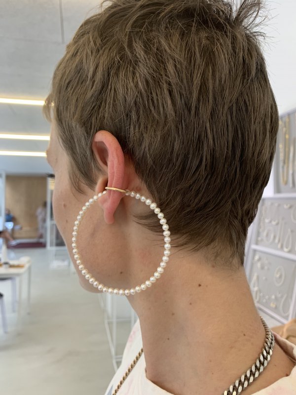 Saskia Diez / BIG PEARL AND GOLD EARCUFF