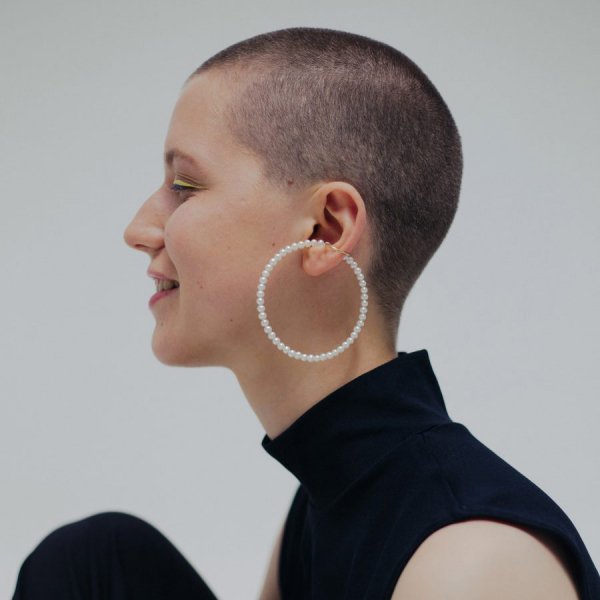 Saskia Diez / BIG PEARL AND GOLD EARCUFF