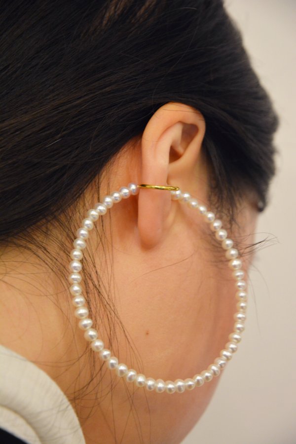 Saskia Diez / BIG PEARL AND GOLD EARCUFF