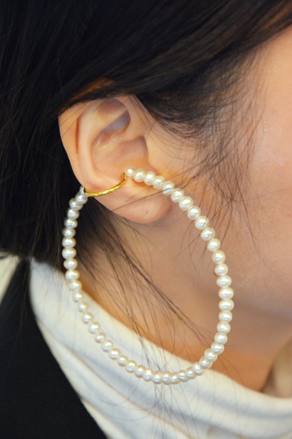 Saskia Diez / BIG PEARL AND GOLD EARCUFF