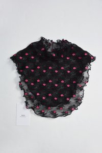<img class='new_mark_img1' src='https://img.shop-pro.jp/img/new/icons8.gif' style='border:none;display:inline;margin:0px;padding:0px;width:auto;' />TEDDY TULLE DETATCHABLE COLLAR(Black Flower)  / 付け襟