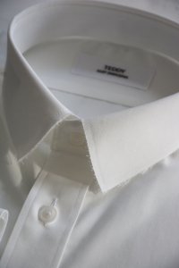 <img class='new_mark_img1' src='https://img.shop-pro.jp/img/new/icons8.gif' style='border:none;display:inline;margin:0px;padding:0px;width:auto;' />TEDDY - Ripped Collar Shirts(Off White)