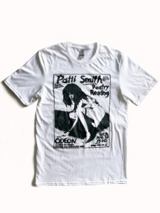 <img class='new_mark_img1' src='https://img.shop-pro.jp/img/new/icons8.gif' style='border:none;display:inline;margin:0px;padding:0px;width:auto;' />Patti Smith 70's gig flyer Tshirts