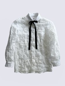 <img class='new_mark_img1' src='https://img.shop-pro.jp/img/new/icons8.gif' style='border:none;display:inline;margin:0px;padding:0px;width:auto;' />TEDDY FLOWER EMBOSSED SHIRTS