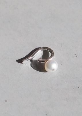 Saskia Diez / PEARL EAR CUFF