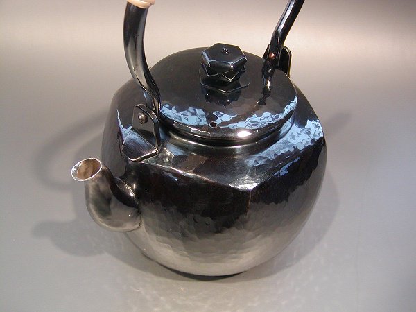 茶器・茶道具 銀瓶 六角肩衝（かたつき）湯沸 銀燻（ギン イブシ）仕上