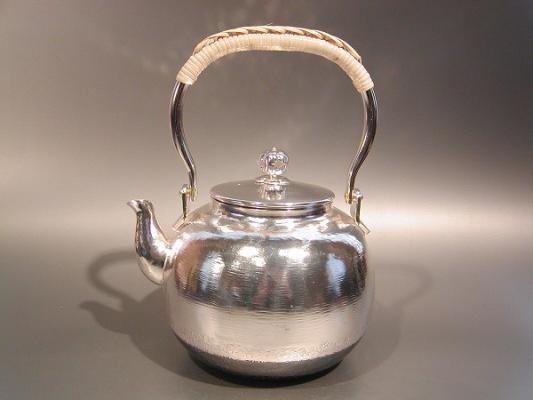 茶器・茶道具　銀瓶　丸型 湯沸　銀仕上、秀峰堂作 - 茶道具　販売の佐藤大観堂　オンラインショップ