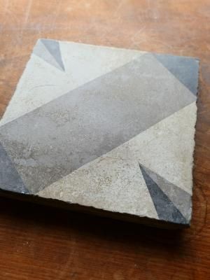 1800年代頃フランス・タイル・幾何学紋・飾台・20cm 1800年代頃フランス・タイル・幾何学紋・飾台・20cm