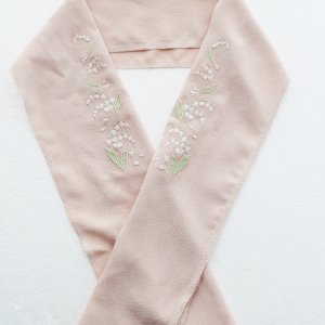 ベージュピンク色　すずらん柄刺繍半襟ショート