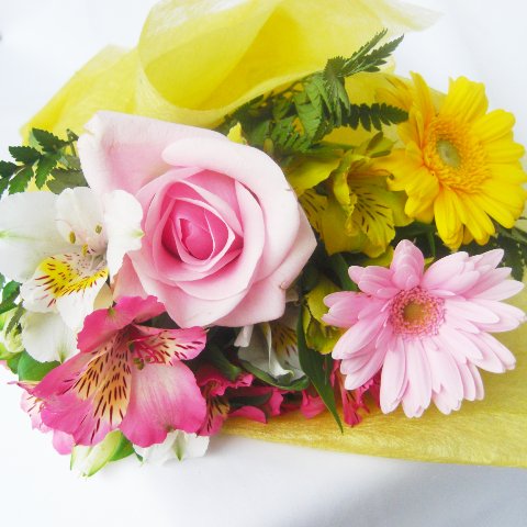 バラと季節の花の可愛い花束 プリザーブドフラワーと誕生日プレゼントに花束 アレンジ ウェディングブーケ ギフト通販の 花with Heart