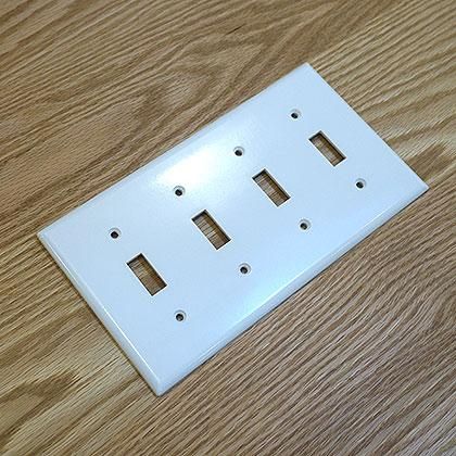 アメリカンスイッチプレート プラホワイト 4口 Flaner And Premium 暮らしと住まいを心地よくする 仙台のちょっぴりおしゃれな インテリアショップ アメリカンスイッチプレート プラホワイト 4口 Flaner And Premium 暮らしと住まいを心地よくする 仙台のちょっぴりおしゃれな インテリアショップ