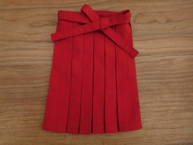 女の子用 袴 赤 28cmサイズ 手作り 着せ替え人形 布雑貨 ミックスジャム