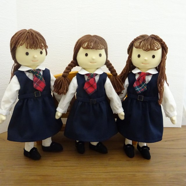 着せ替え人形 幼稚園 制服 女の子 三人セット BR3-1 28cmサイズ