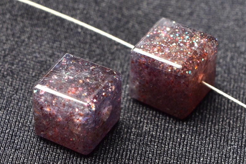 アイオライトサンストーン 8x8mm キューブ (貫通穴) ビーズ_PRG381