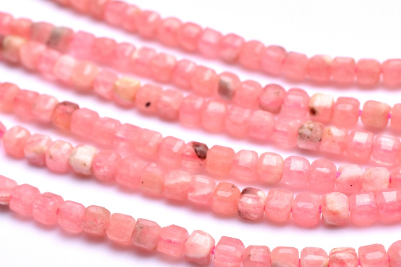 素晴らしい輝き！ インカローズ 2x2mm キューブカット 1連（約