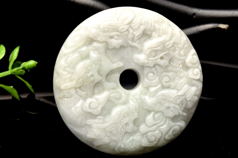 １点物】繊細彫刻 翡翠(ジェダイト) 52mm 両面青龍彫刻 ドーナツ型