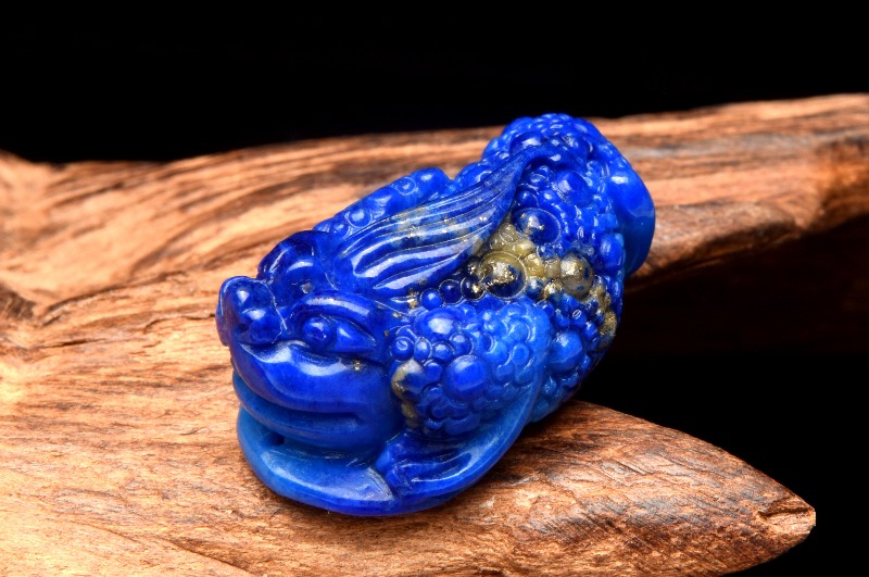 １点物】天然色◇繊細彫刻 ラピスラズリ 31x18mm 金蟾(きんせん)彫刻 (トップ穴) ルース _PB2766 - 天然石  卸問屋｜福縁閣パワーストーン