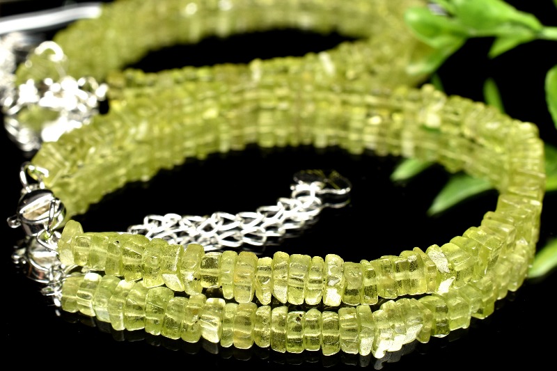 透明感 ペリドット 1-2x8mm ボタン アジャスター付き