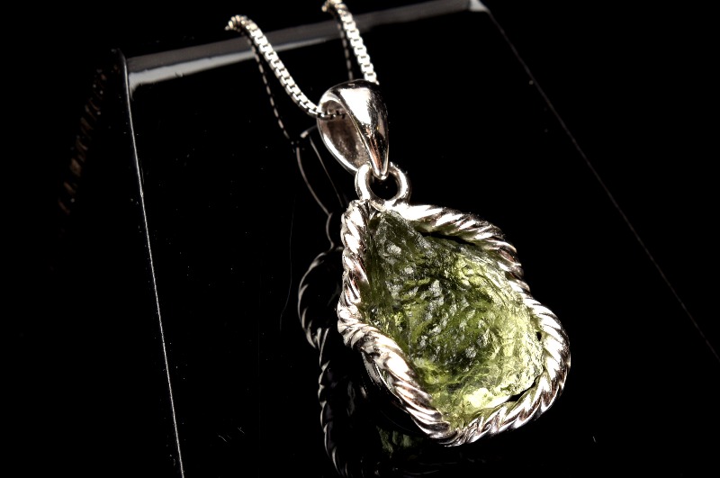 希少！モルダバイト原石ペンダントトップ♪ モルダバイト】ペンダントトップ（原石⑤） | ボヘミア吉祥寺
