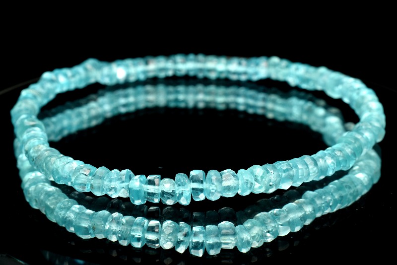 1点物】高品質◇透明 ブルーアパタイト 1-2x4mm ボタンカット